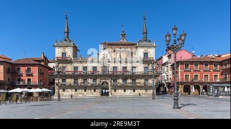 León Spanien - 07 04 2021 Uhr: Blick auf das Alte Rathaus von León, das städtische Kunstwerkshaus, die León Plaza Mayor oder den Leon Mayor Platz, Centr Stockfoto