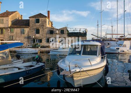 Kastilac in Kastel Gomilica, Kastela. Fort aus dem 16. Jahrhundert. Das Äußere wurde als Game of Thrones-Ort genutzt - die freie Stadt Braavos Stockfoto