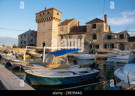 Kastilac in Kastel Gomilica, Kastela. Fort aus dem 16. Jahrhundert. Das Äußere wurde als Game of Thrones-Ort genutzt - die freie Stadt Braavos Stockfoto