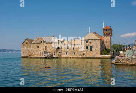 Kastilac in Kastel Gomilica, Kastela. Fort aus dem 16. Jahrhundert. Das Äußere wurde als Game of Thrones-Ort genutzt - die freie Stadt Braavos Stockfoto