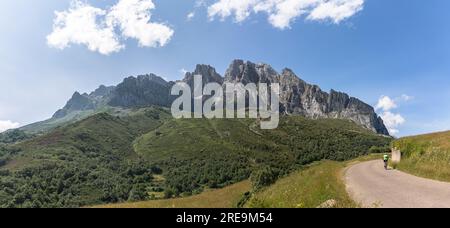 Panoramablick auf den Picos de Europa oder den Gipfel Europas, eine Bergkette, die sich über 20 km erstreckt und Teil des Kantabrischen Gebirges in Nor ist Stockfoto