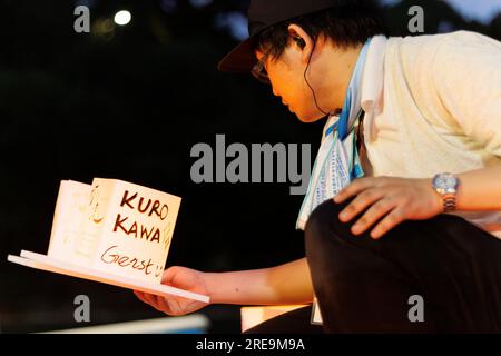 Tokio, Japan. 26. Juli 2023. Während des Toro Nagashi Festivals im Chidorigafuchi Moat in Tokio stellt ein Mitarbeiter Papierlaternen auf das Wasser. Toro Nagashi ist ein japanisches Flusslaternen-Festival, das im Sommer stattfindet, bei dem die Teilnehmer Laternen freisetzen, die Menschen repräsentieren, die gestorben sind, und ihre Geister durch das Schwimmen im Wasser in die andere Welt zurückgeschickt werden. Die Veranstaltung findet am 26. Und 27. Juli statt. (Kreditbild: © Rodrigo Reyes Marin/ZUMA Press Wire) NUR REDAKTIONELLE VERWENDUNG! Nicht für den kommerziellen GEBRAUCH! Stockfoto