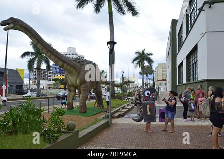 Stadt: Marília, São Paulo, Brasilien, 04. April 2023: Menschen fotografieren vor einer Nachbildung eines Dinosauriers auf der Geburtstagsfeier der Stadt Stockfoto