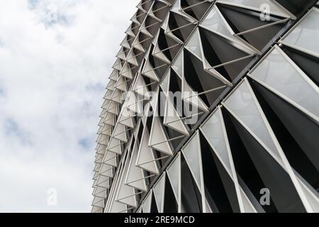 Das San Mamés Fußballstadion, das berühmte Athletic Club Bilbao Stadion und die moderne Architektur auf Bilba zeigen Details der Fassade Stockfoto