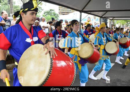 Stadt: Marília, São Paulo, Brasilien, 04. April 2023: Präsentation der japanischen Kultur auf dem Platz zum Jahrestag der Stadt mit großen Taiko-Trommeln Stockfoto