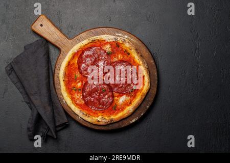 Hausgemachte Peperoni-Pizza, garniert mit frischen Tomatenpasta und Mozzarella-Käse. Flach liegend mit Kopierbereich Stockfoto