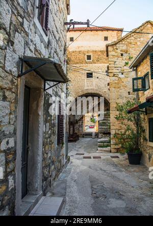 Das Eingangstor von Kastilac, einem Festungsdorf aus dem 16. Jahrhundert, in Kastel Gomilica, Kastela, Kroatien. Von innen gesehen Stockfoto