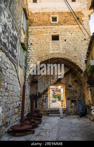 Das Eingangstor von Kastilac, einem Festungsdorf aus dem 16. Jahrhundert, in Kastel Gomilica, Kastela, Kroatien. Von innen gesehen Stockfoto