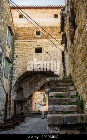 Das Eingangstor von Kastilac, einem Festungsdorf aus dem 16. Jahrhundert, in Kastel Gomilica, Kastela, Kroatien. Von innen gesehen Stockfoto