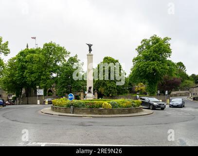 Großer Kreisverkehr Kreuzung von drei Hauptstraßen, Skipton Stadtzentrum, Skipton, North Yorkshire, England, UK Stockfoto