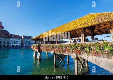 Blumen auf der historischen hölzernen Kapellbrücke über den Fluss Reuss in Luzern (Luzern), einer Stadt in der Zentralschweiz Stockfoto