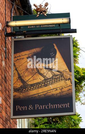 Traditionelles hängendes Pub-Schild am The Pen and Perchment - A Greene King Public House - Bridge Foot, Stratford-upon-Avon, Staffordshire, England, Großbritannien Stockfoto