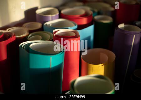Farbiges Papier. Filmrollen. Klebepapier für dekorative Arbeiten. Kreatives Material. Stockfoto