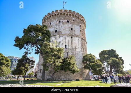 Thessaloniki, Griechenland, 28. April 2023: Weißer Turm in Thessaloniki, Griechenland, berühmtes Wahrzeichen und Reiseziel, blauer Himmel an einem sonnigen Tag, Kopie Stockfoto