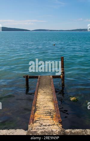 Eine verrostete alte Anlegestelle an der Adriaküste Kroatiens bei Kastel Kambelovac in Kastela. Spätwohnling Stockfoto