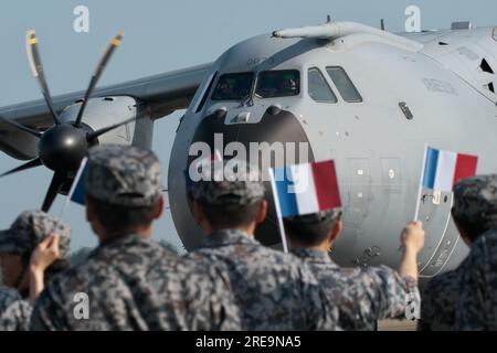 Shintomi, Japan. 26. Juli 2023. Der Transportflugzeug A400M der französischen Luft- und Raumstreitkräfte trifft am Mittwoch, den 26. Juli 2023, auf dem Flugplatz Nyutabaru in der Präfektur Miyazaki, Japan, ein. Die beiden Dassault Rafale Transportflugzeuge A400M Atlas und der Lufttanker A330 MRTT der French Air and Space Force nehmen am 26. Bis 29. Juli in Japan an der gemeinsamen Übung mit der Japan Air Self Defense Force Teil. Foto: Keizo Mori/UPI Credit: UPI/Alamy Live News Stockfoto