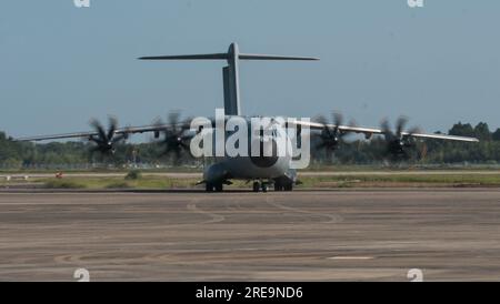 Shintomi, Japan. 26. Juli 2023. Der Transportflugzeug A400M der französischen Luft- und Raumstreitkräfte trifft am Mittwoch, den 26. Juli 2023, auf dem Flugplatz Nyutabaru in der Präfektur Miyazaki, Japan, ein. Die beiden Dassault Rafale Transportflugzeuge A400M Atlas und der Lufttanker A330 MRTT der French Air and Space Force nehmen am 26. Bis 29. Juli in Japan an der gemeinsamen Übung mit der Japan Air Self Defense Force Teil. Foto: Keizo Mori/UPI Credit: UPI/Alamy Live News Stockfoto