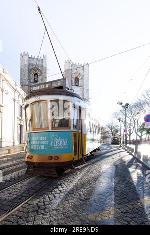 Lissabons berühmte Straßenbahnlinie 28 trifft auf die majestätische Kathedrale - Eine Reise durch die Geschichte Stockfoto