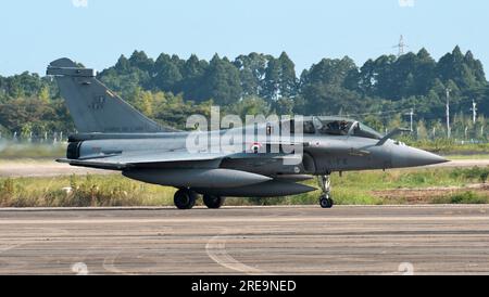 Shintomi, Japan. 26. Juli 2023. Die Rafale der französischen Luft- und Raumfahrtstreitkräfte treffen am Mittwoch, den 26. Juli 2023, am Flugplatz Nyutabaru in der Präfektur Miyazaki, Japan ein. Die beiden Dassault Rafale Transportflugzeuge A400M Atlas und der Lufttanker A330 MRTT der French Air and Space Force nehmen am 26. Bis 29. Juli in Japan an der gemeinsamen Übung mit der Japan Air Self Defense Force Teil. Foto: Keizo Mori/UPI Credit: UPI/Alamy Live News Stockfoto