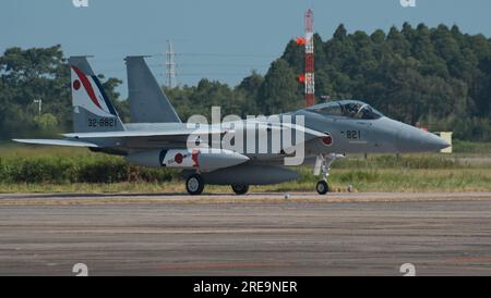 Shintomi, Japan. 26. Juli 2023. Die Sonderfarbe der Japan Air Self Defense Force für die gemeinsame Übung mit der französischen Air Force F-15 trifft am Mittwoch, den 26. juli 2023, auf dem Luftwaffenstützpunkt Nyutabaru in der Präfektur Miyazaki in Japan ein. Foto: Keizo Mori/UPI Credit: UPI/Alamy Live News Stockfoto