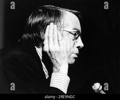 Englischer Theaterkritiker und Schriftsteller Kenneth Tynan (1927-1980) in CINEMA CITY - eine Ausstellung über 75 Jahre bewegender Bilder im Round House, London NW1 im Oktober 1970 Stockfoto