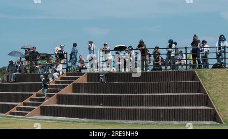 Shintomi, Japan. 26. Juli 2023. Flugzeugbeobachter versammeln sich, um zu beobachten, wie das Rafale der französischen Luft- und Raumstreitkräfte am Mittwoch, den 26. Juli 2023, am Flugplatz Nyutabaru in der Präfektur Miyazaki, Japan ankommt. Foto: Keizo Mori/UPI Credit: UPI/Alamy Live News Stockfoto