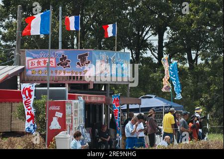 Shintomi, Japan. 26. Juli 2023. Flugzeugbeobachter versammeln sich, um zu beobachten, wie das Rafale der französischen Luft- und Raumstreitkräfte am Mittwoch, den 26. Juli 2023, am Flugplatz Nyutabaru in der Präfektur Miyazaki, Japan ankommt. Foto: Keizo Mori/UPI Credit: UPI/Alamy Live News Stockfoto