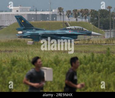 Shintomi, Japan. 26. Juli 2023. Die Japan Air Self-Defense Force Mitsubishi F-2 trifft am Mittwoch, den 26. Juli 2023, am Flugplatz Nyutabaru ein, um mit der französischen Luft- und Raumstreitkräfte in der Präfektur Miyazaki, Japan, eine gemeinsame Übung zu machen. Foto: Keizo Mori/UPI Credit: UPI/Alamy Live News Stockfoto