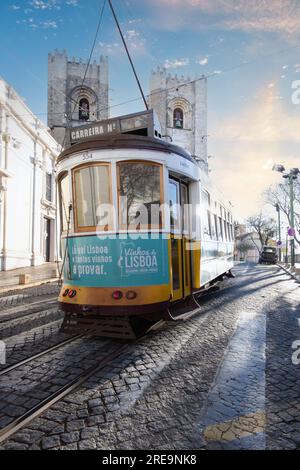 Lissabons berühmte Straßenbahnlinie 28 trifft auf die majestätische Kathedrale - Eine Reise durch die Geschichte Stockfoto