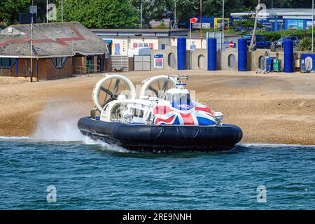 Solent Flyer ist ein Luftkissenfahrzeug, das von Hovertravel betrieben wird und einen regelmäßigen Passagierdienst zwischen Portsmouth und Ryde auf der Isle of Wight anbietet. Stockfoto