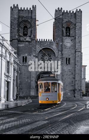 Lissabons berühmte Straßenbahnlinie 28 trifft auf die majestätische Kathedrale - Eine Reise durch die Geschichte Stockfoto