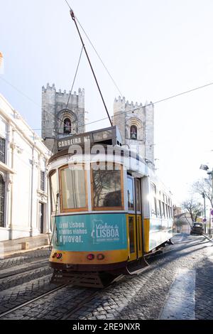 Lissabons berühmte Straßenbahnlinie 28 trifft auf die majestätische Kathedrale - Eine Reise durch die Geschichte Stockfoto