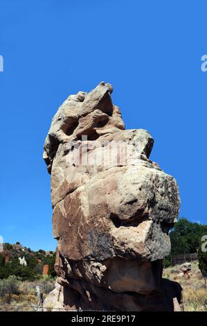 Riesige Felsformation ragt in einen leuchtend blauen Himmel. Die Formation findet im Garden of the Gods auf dem Turquoise Trail in New Mexico statt. Stockfoto