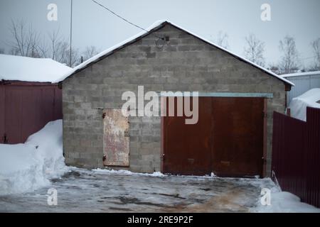 Garage für den Transport. Betonhaus. Rostige Tore. Garagenblock. Riddach. Stockfoto