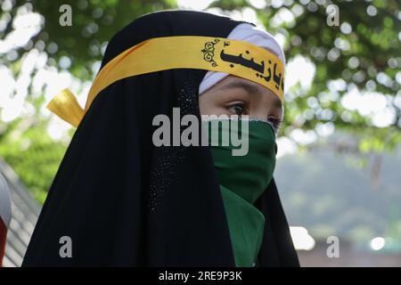 26. Juli 2023, Srinagar, Jammu und Kaschmir, Indien: Eine schiitisch-muslimische Trauerfrau nimmt während des Islamischen Monats Muharram am siebten Tag von Ashura an einer Prozession Teil, die dem Martyrium des Enkels von Prophet Mohammed Imam Hussein in Srinagar im siebten Jahrhundert gedenkt. (Kreditbild: © Adil Abbas/ZUMA Press Wire) NUR REDAKTIONELLE VERWENDUNG! Nicht für den kommerziellen GEBRAUCH! Stockfoto