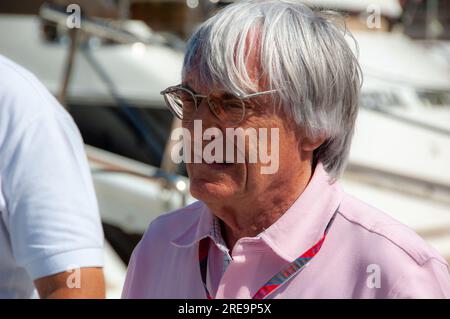 05/12/2011 (Monaco) Bernie Ecclestone kommt am Ende des Trainings am Port Hercules Pier in Monaco für den Formel 1 Grand Prix an Stockfoto