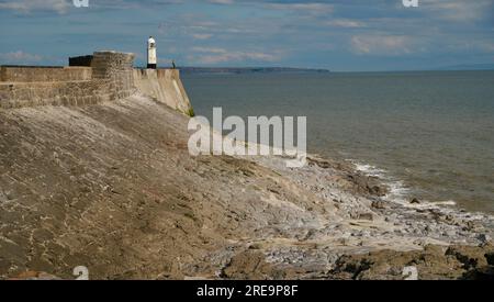 Porthcawl, Wales, Küstenlandschaft bei Ebbe mit einem launischen, wolkigen Himmel; Stockfoto