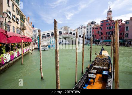 Blick auf die Rialto-Brücke, die älteste der vier Brücken über den Canal Grande, Venedig, Italien. Stockfoto