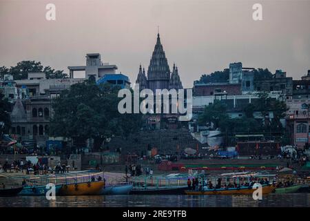 Die Menschen bereiten in Varanasi am Ufer des Ganges, einer der ältesten bewohnten Städte der Welt und die heiligste der sieben heiligen Städte des Hinduismus, Scheiterhaufen vor. Jeden Tag werden in Manikarnika Ghat, dem größten und vielversprechendsten Einäscherungsghat, rund 100 Leichen auf Holzscheiterhaufen am Flussufer eingeäschert. Die ewige Flamme, die die Feuer nährt, soll seit Jahrhunderten brennen. Varanasi, Indien. Stockfoto