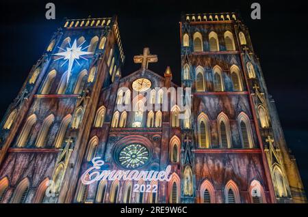 Die Vorderseite der St. Joseph's Cathedral im Zentrum von Hanoi, Vietnam, ist zu Weihnachten beleuchtet. Obwohl Vietnam ein kommunistisches Land ist, hat es a la Stockfoto