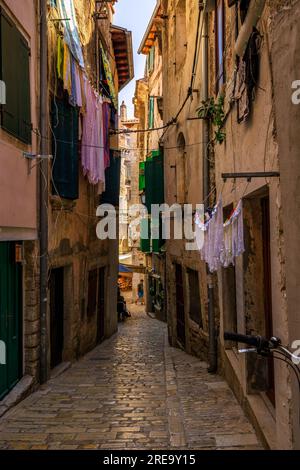 Die Stadt Rovinj in der kroatischen Region Istrien. Eine wunderschöne Altstadt direkt am Meer, mit einem Hafen und vielen kleinen engen Gassen. Alte Häuser Stockfoto