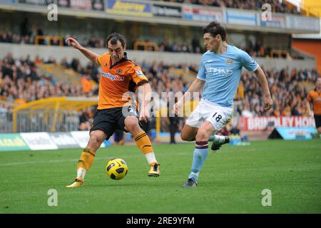 Nenad Milijas von Wolverhampton Wanderers und Gareth Barry von Manchester City - Barclays Premier League - Wolverhampton Wanderers gegen Manchester City 30 Stockfoto