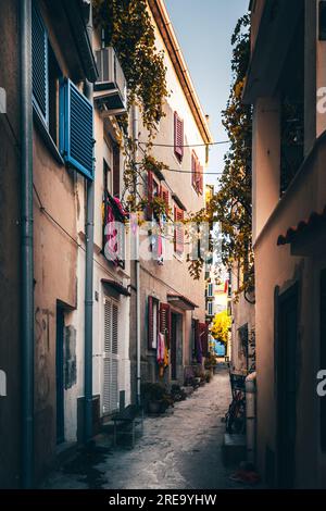 Die Stadt Rovinj in der kroatischen Region Istrien. Eine wunderschöne Altstadt direkt am Meer, mit einem Hafen und vielen kleinen engen Gassen. Alte Häuser Stockfoto