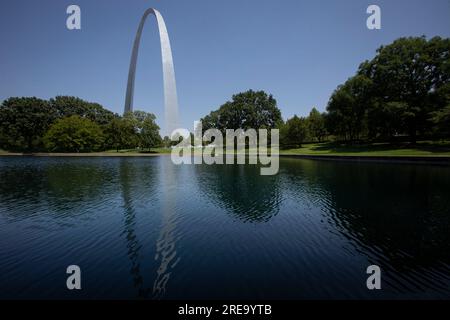 St. Louis, Missouri, USA. 21. Juli 2023. 25. Juli 2023. Das Gateway Arch Monument ist mit 630 m das höchste zugängliche Gebäude in Missouri. Entworfen von Eero Saarinen und gebaut als gewichteter Grabbogen aus Edelstahl war ursprünglich ein Denkmal für die westliche Expansion der Vereinigten Staaten und wird als „das Tor zum Westen“ bezeichnet. Es ist ein nationales historisches Wahrzeichen im Gateway National Park im Herzen von St. Louis, Mo. (Kreditbild: © Ralph Lauer/ZUMA Press Wire) NUR REDAKTIONELLE VERWENDUNG! Nicht für den kommerziellen GEBRAUCH! Stockfoto