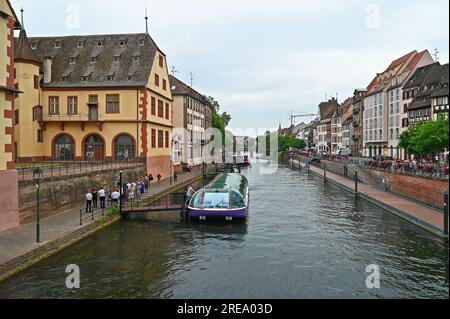 Die Architektur der verschiedenen Gebäude und Kathedralen entlang des Flusses und der Kanäle von Straßburg Frankreich ist eine wunderschöne Kulisse. Stockfoto