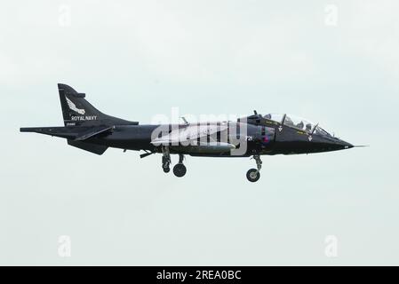 Hawker Siddeley Harrier T8 Düsenflugzeug ZD990 landet auf der RAF Waddington für die International Airshow, Großbritannien. Marine-Trainer-Version von Harrier Jet Stockfoto