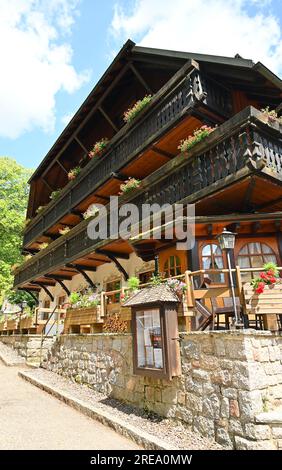 Das Hofgut Sternen Hotel ist ein treuer Hüter der deutschen Schwarzwald-Traditionen wie Kuckucksuhren und Glasbläser. Stockfoto