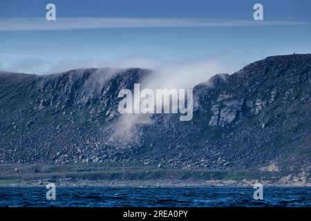 Dramatischer Nebel, der sich durch einen Grat in Knivskjelod erhebt, führte im August 20 zum nördlichsten Punkt Europas und in der Nähe von Nordkap Stockfoto
