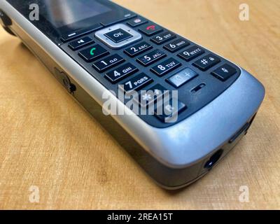 Schnurloses Bürotelefon auf einem Schreibtisch Stockfoto