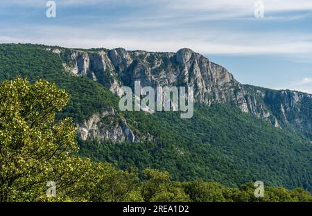 Blick auf die Felsformation der Klippen Veliki und Mali Strbac, die höchsten Gipfel des Miroc Berges im Djerdap-Nationalpark Stockfoto